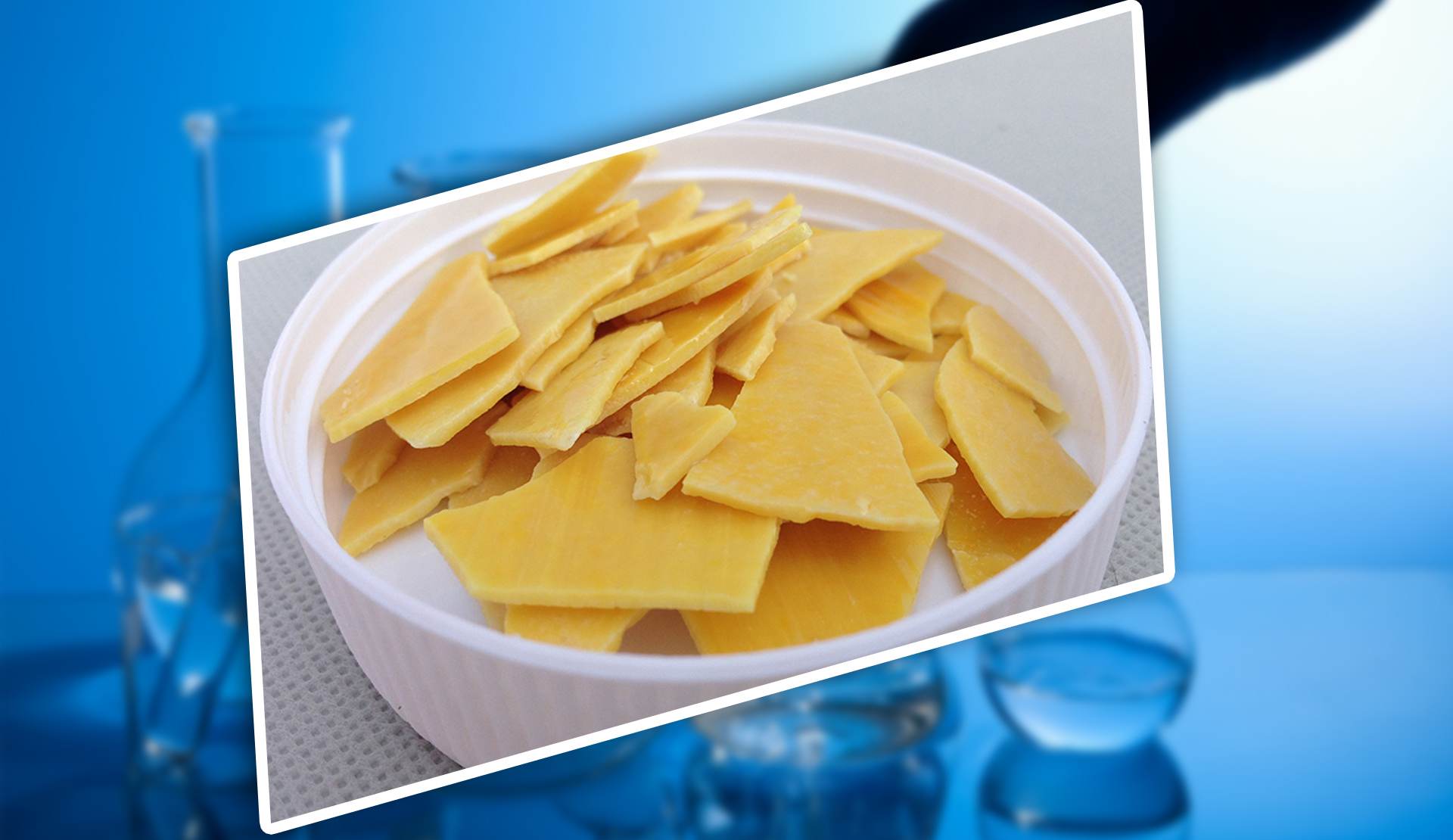 Solid sodium hydrosulfide